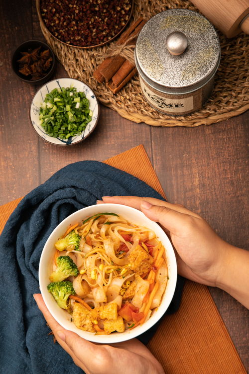 光影間的清涼滋味 拌涼皮美食攝影的藝術(shù)表達
